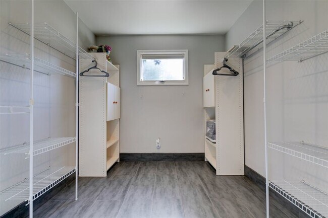 Building Photo - Beautifully Renovated 5 Bedroom Farmhouse outside of Newberg