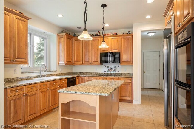 Building Photo - 47611 Manorwood Dr