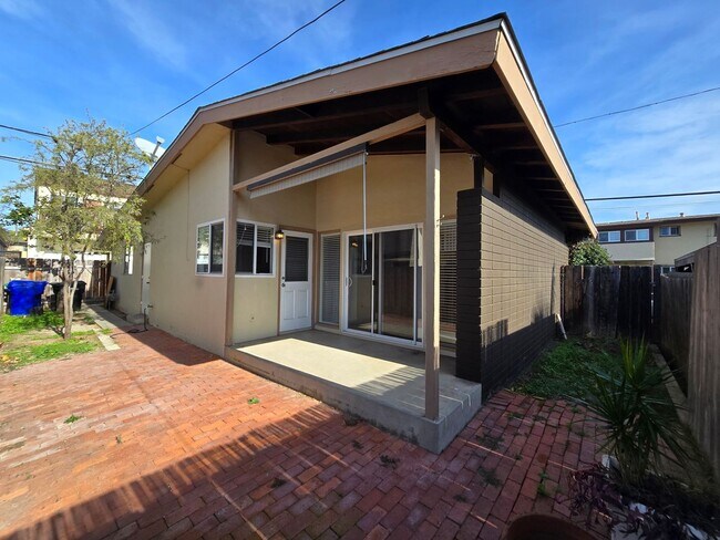 Building Photo - Pacific Beach 2-br House + Garage
