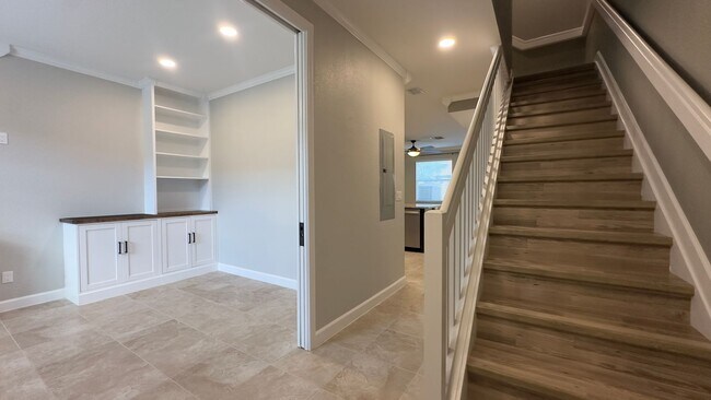 Building Photo - Charming 2-Bed Townhouse with on Ashley River Road!