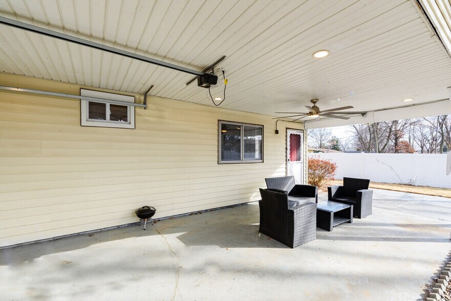 Building Photo - 526 Impala Ln