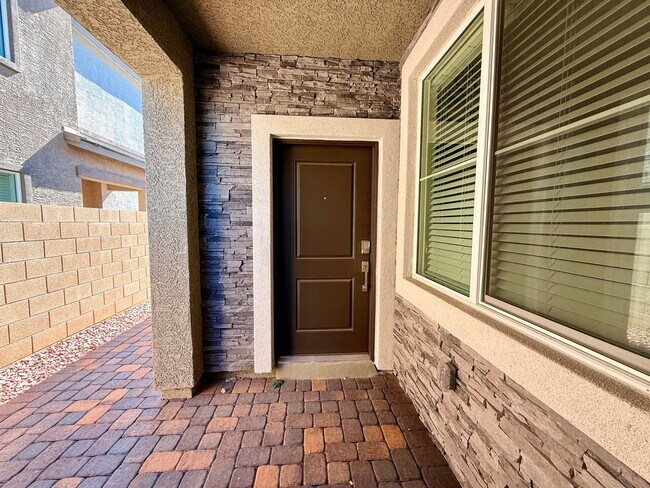 Building Photo - 4 BED 3.5 BATH 2 CAR GARAGE HOME w/ LOFT, ...