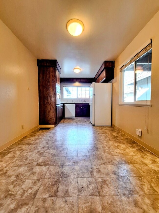 Building Photo - Charming 2bd Duplex With Private Yard & Garage