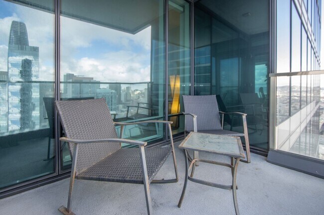 Building Photo - 1 BEDROOM W/VIEW in THE RINCON BUILDING