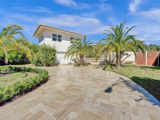 Building Photo - 2421 NE 7th Pl