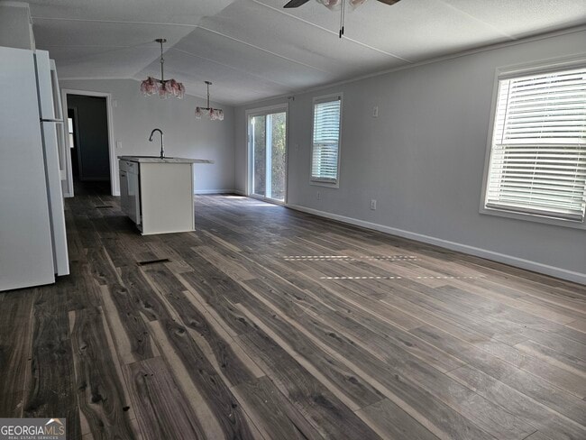 Building Photo - 150 Back St