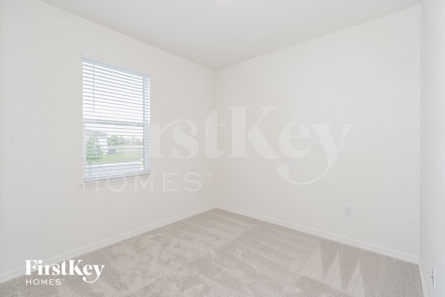 Building Photo - 303 Corbel Ln