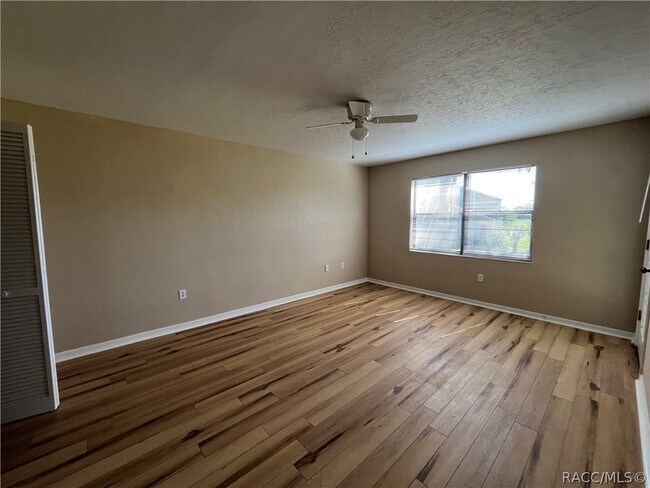 Building Photo - 790 E Gilchrist Ct