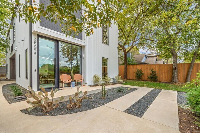 Building Photo - 2509 Durwood St