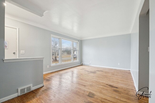 Building Photo - $1400 - Fully Renovated 3 Bed 1.5 Bath