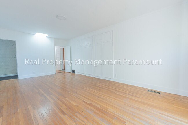 Building Photo - 1929 N Berendo St