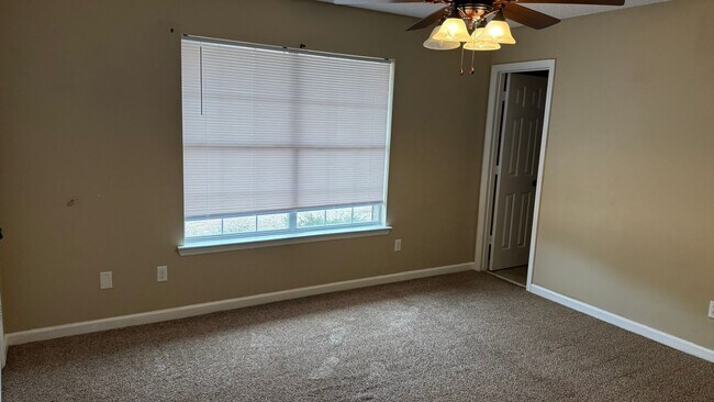 Building Photo - RATE DROP ALERT (was $1950/month) and MOVE-IN SPECIAL: 1st FULL MONTH'S RENT FREE!**