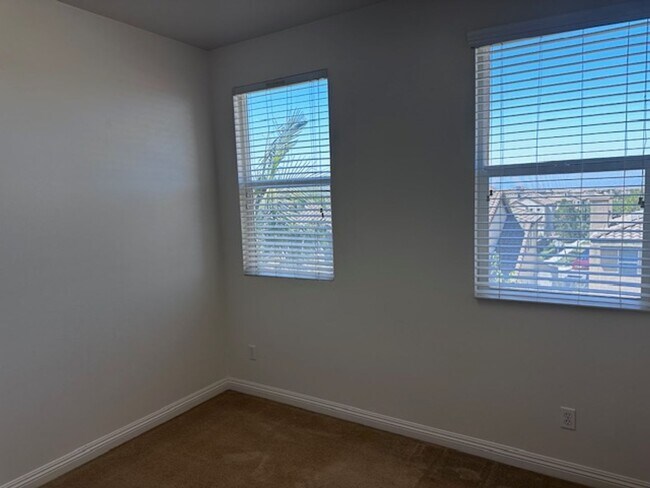 Building Photo - Excellent Extended Family home!
