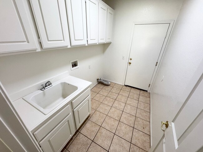 Building Photo - Spacious 6 bedroom home in West Palmdale