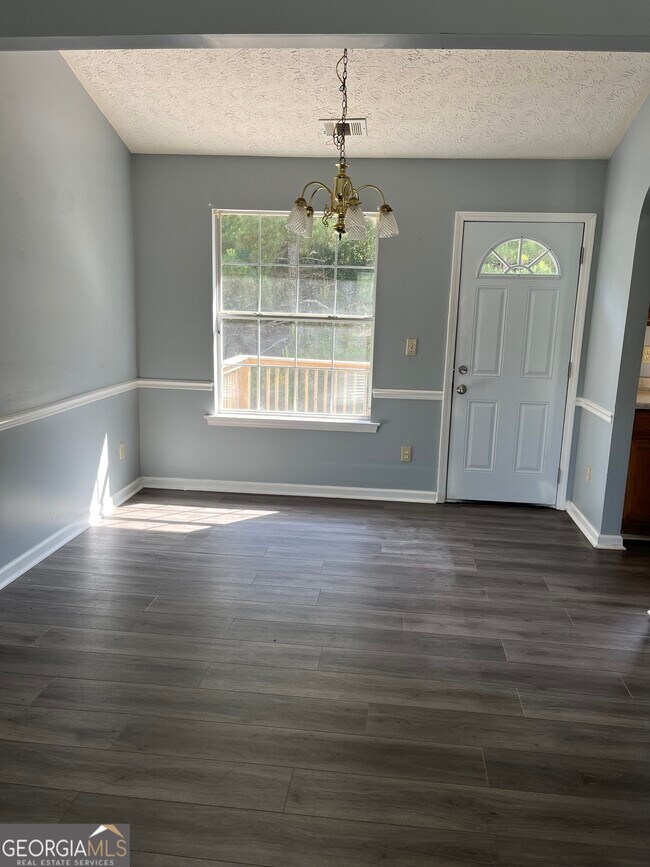 Building Photo - 506 Rosewood Cir