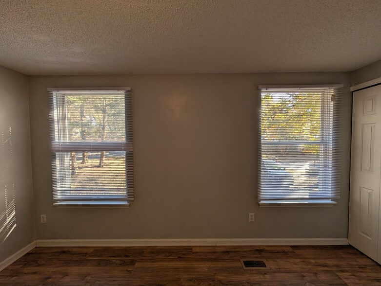 Building Photo - Room in House on Flint Glenn Ln