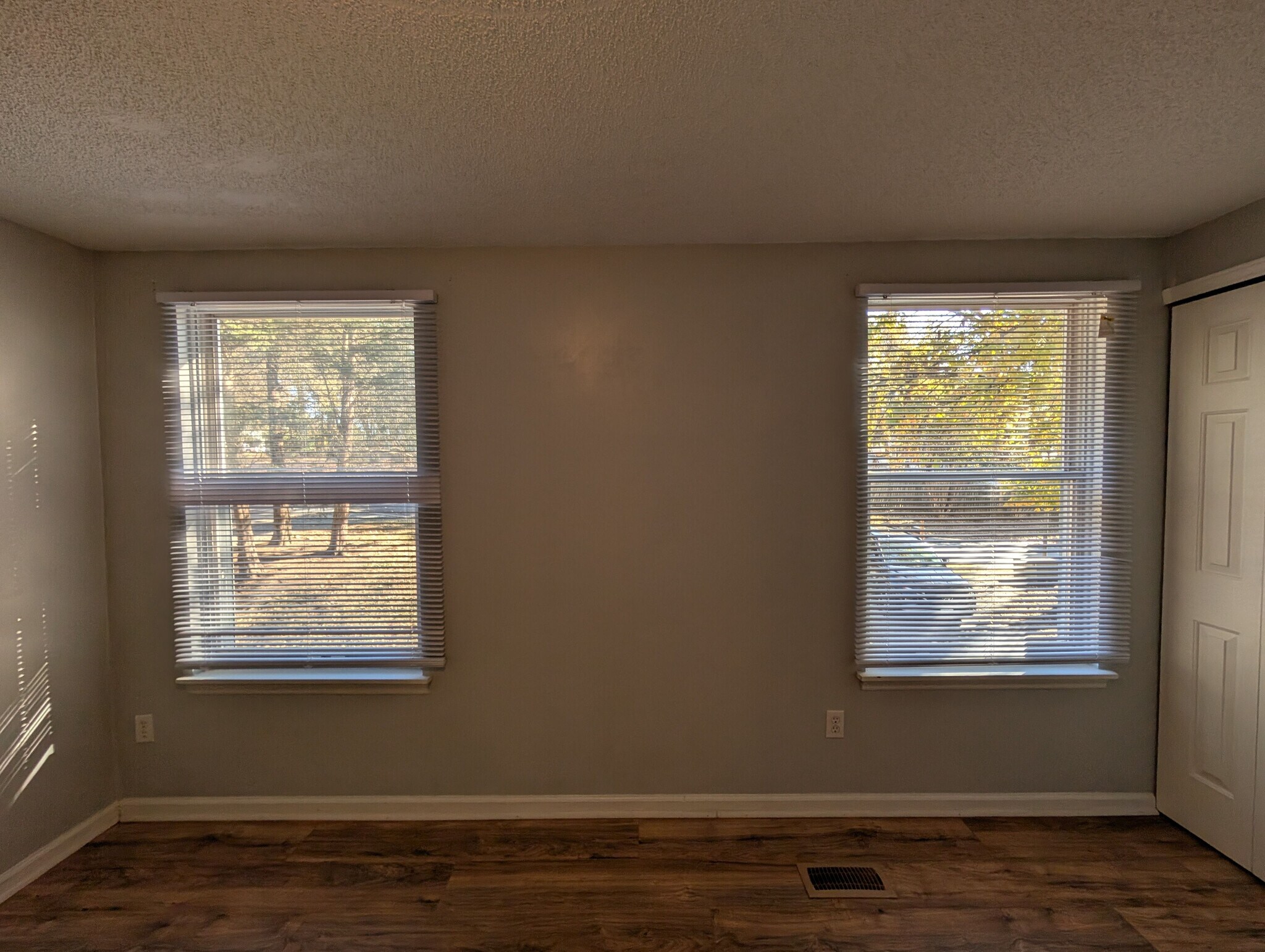 Building Photo - Room in House on Flint Glenn Ln