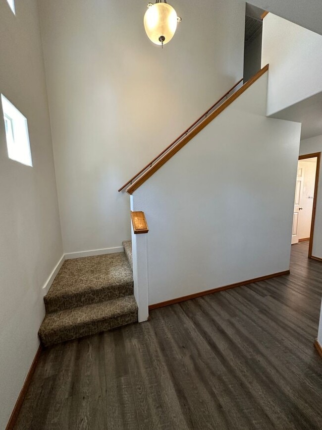 Building Photo - BONUS RENT SPECIAL! Spacious 4 Bed, 2.5 Bath Home!