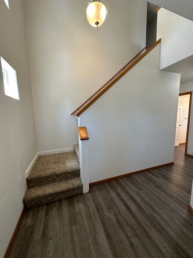 Building Photo - Spacious 4 Bed, 2.5 Bath Home!