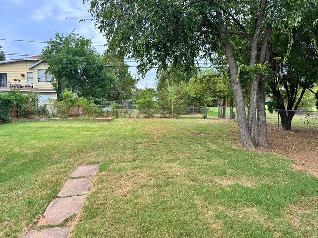 Building Photo - 3 Bed 2 Bath Home With Tons Of Natural Light