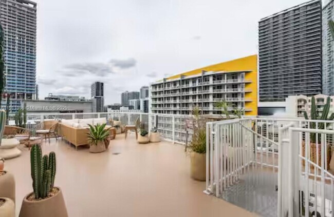 Building Photo - 481 NE 29th St