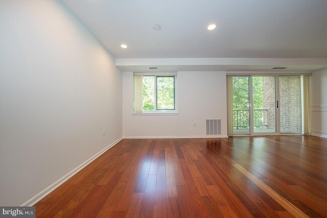 Building Photo - 1640 Oakwood Dr