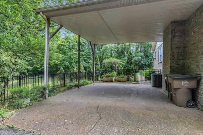 Building Photo - 5535 Thalman Dr