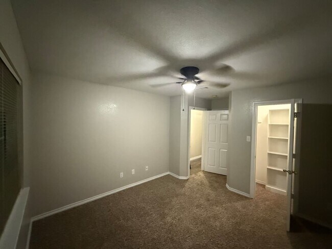Building Photo - Spacious 3 bedroom / 3 bath duplex in convenient location