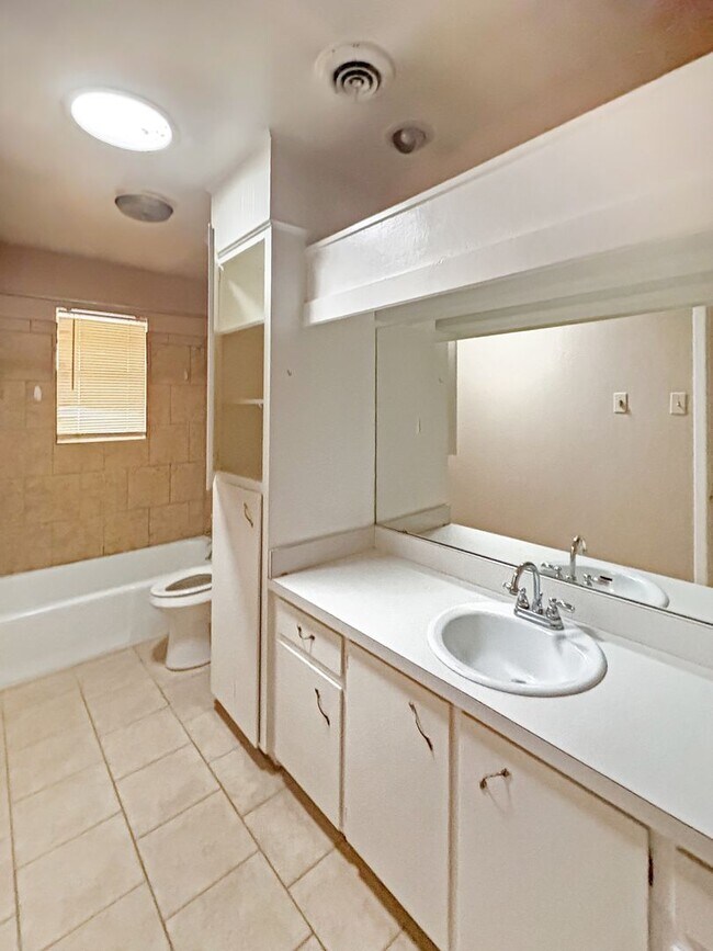 Building Photo - 615-617 East Sunset Circle