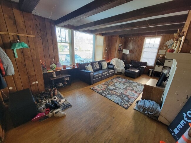 Building Photo - AVAILABLE JUNE - 6 Bed, 2 Bath Home Close to Campus!