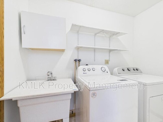 Building Photo - 411 Treeview Dr