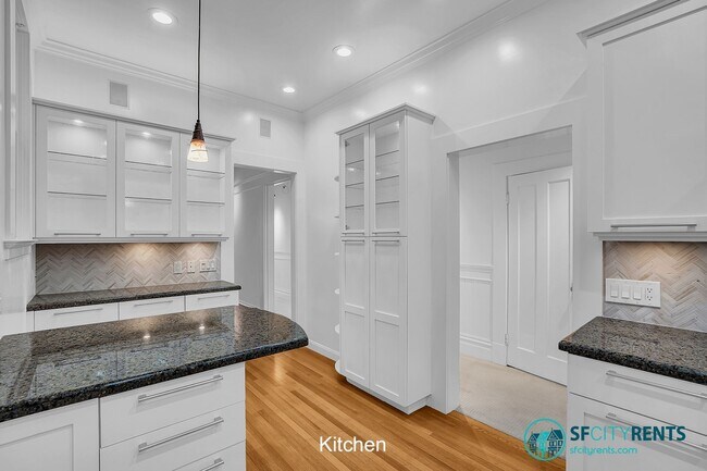 Building Photo - Sun-filled Presidio Heights Residence w/ Private Deck, Hot Tub & Garage Parking