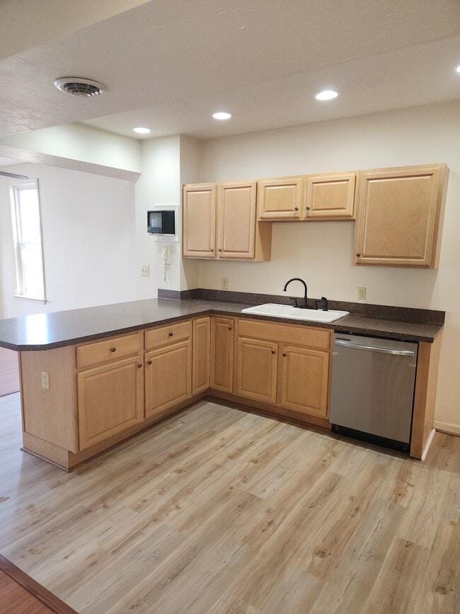 Building Photo - 2 bedroom