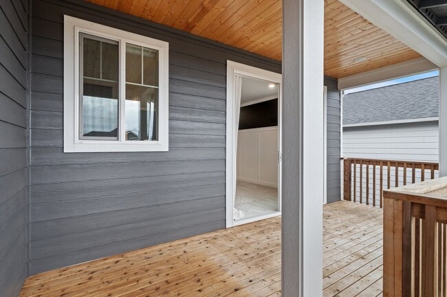 Building Photo - Newer 4-Bedroom Home in Bremerton