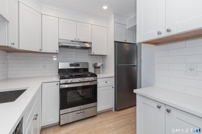 Building Photo - 13 Quincy Close