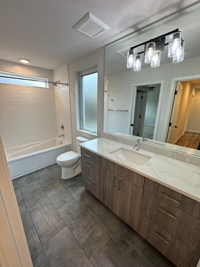 Building Photo - 2bd/1.75bs Seattle Townhome