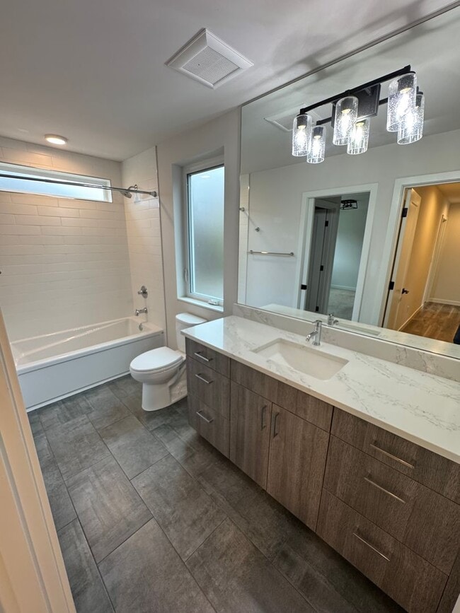 Building Photo - 2bd/1.75bs Seattle Townhouse