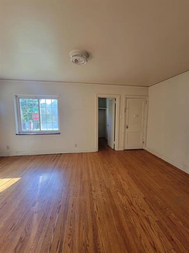 Building Photo - 805 Somerset Dr
