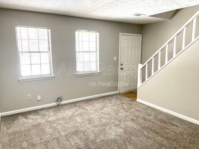 Building Photo - 120 Meadowbrook Ct