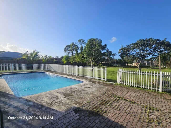 Building Photo - 788 SE River Ct