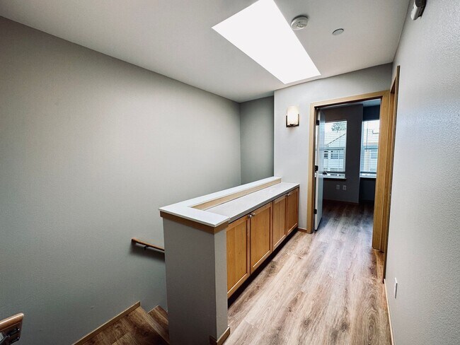 Building Photo - Shoreline - 2 Bedroom plus 1 den/ 2 Bath T...