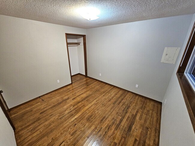 Building Photo - Renovated 2 Bedroom, 1 Bath Apt in Inner M...