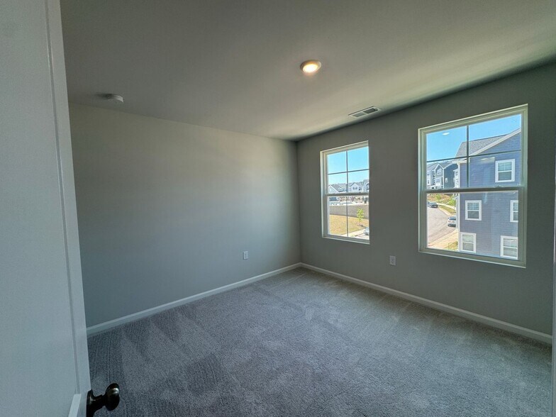 Building Photo - 370 Devon Clfs Dr