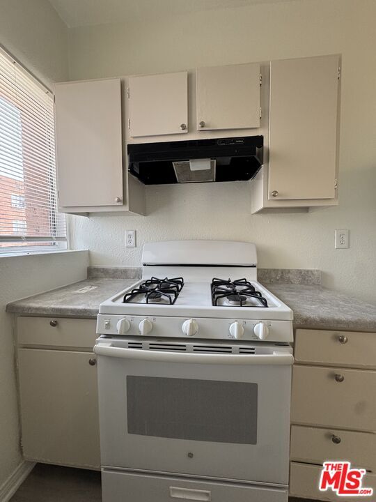 Building Photo - 920 S Hobart Blvd