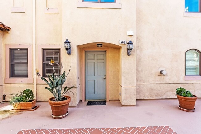 Building Photo - Gorgeous Spacious TownHome in Downtown Mou...