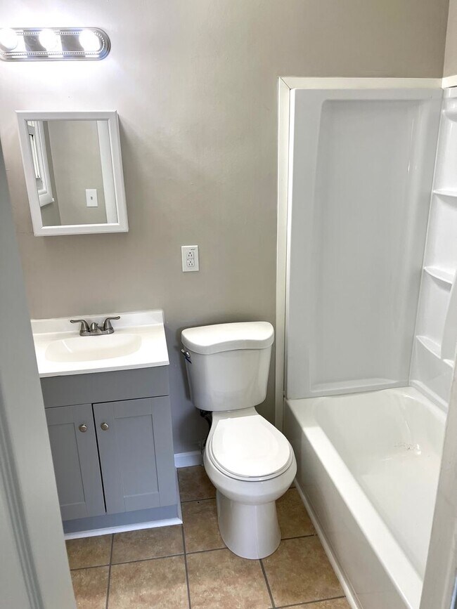 Building Photo - 106 Lassiter Dr