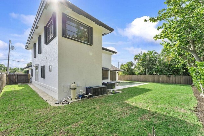 Building Photo - 150 Lucina Dr