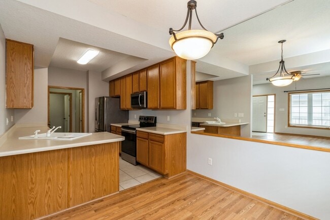 Building Photo - UPDATED TOWNHOME!! 2 Bed, 2.5 Bath Townhome in Ankeny