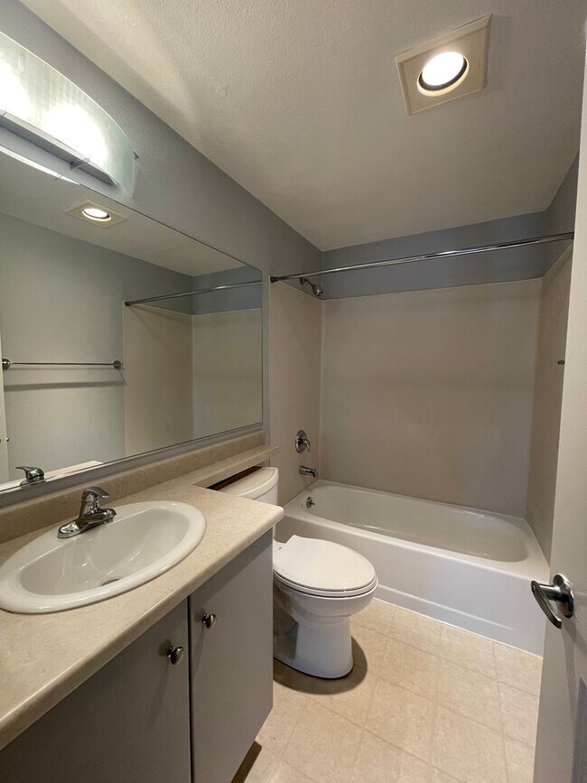 Building Photo - Welcome Home to Comfort & Convenience in E...