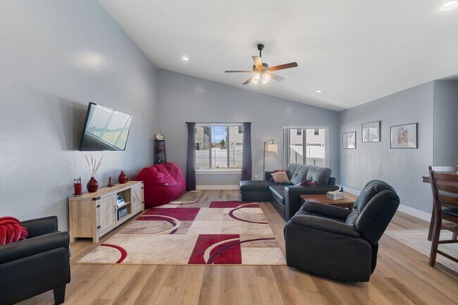 Building Photo - 1841 E Magnolia Cir